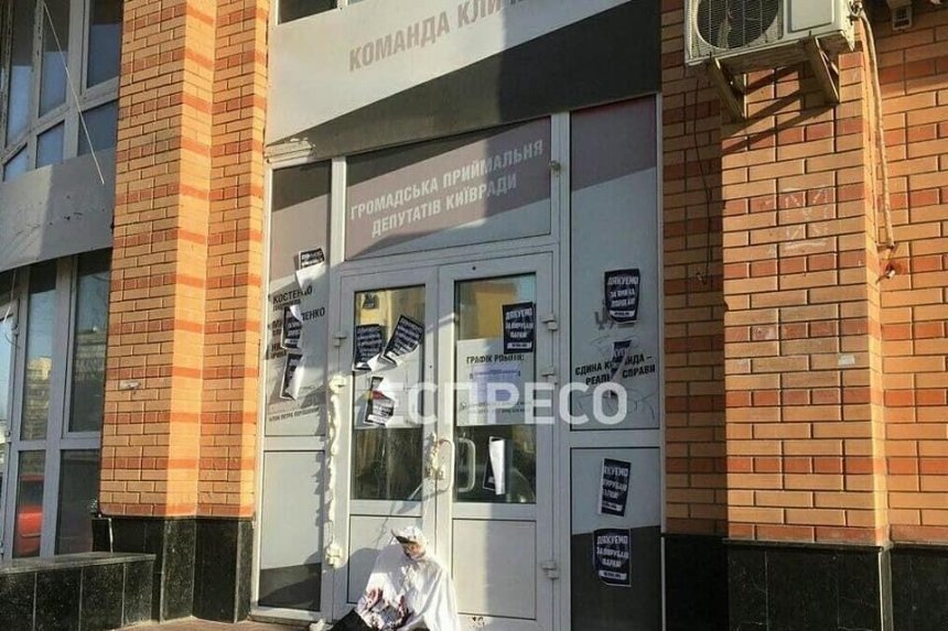 На Оболони монтажной пеной залили дверь приемной депутатов Киевсовета