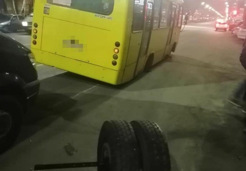 Под Киевом у маршрутки на ходу отвалились колеса