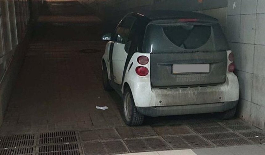 В Киеве водитель смарт-авто изобрел «новый вид» парковки