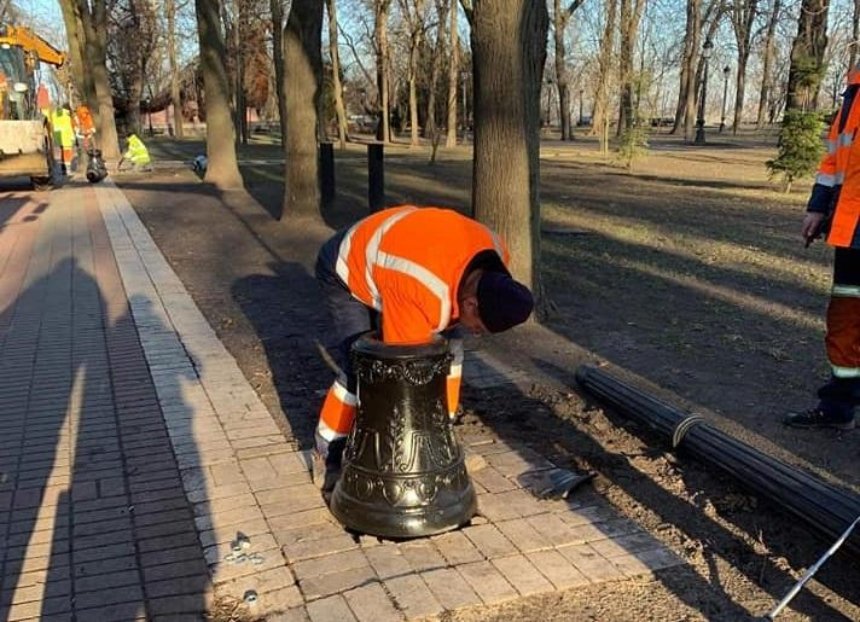 Новые фонари в Мариинском парке меняют из-за ржавчины спустя месяц после установки