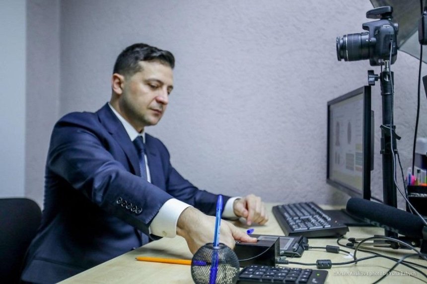 Зеленский первым в Украине получил электронную подпись на ID-карту