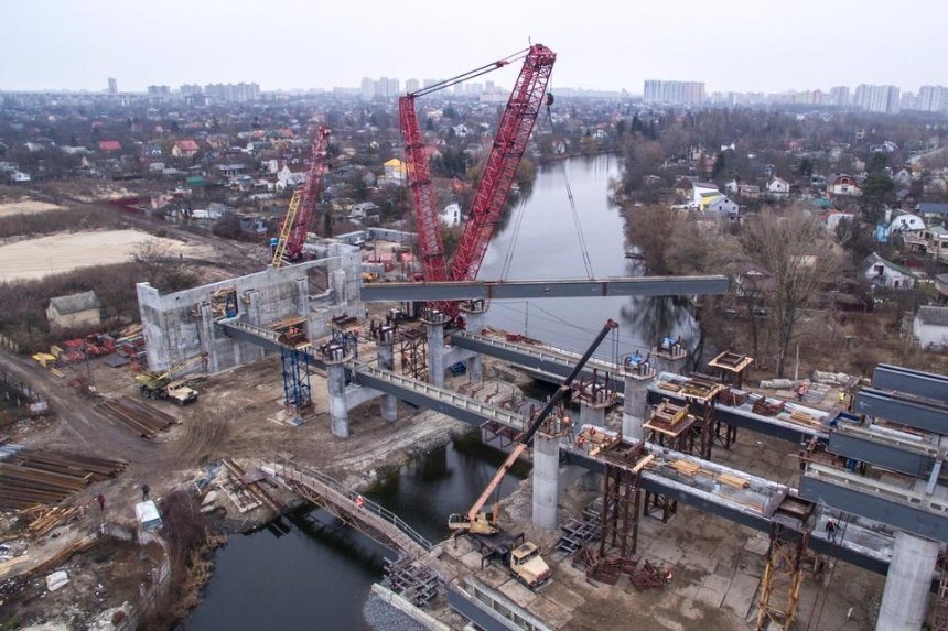 Строители Подольского моста установили первые балки для участка над Русановским озером