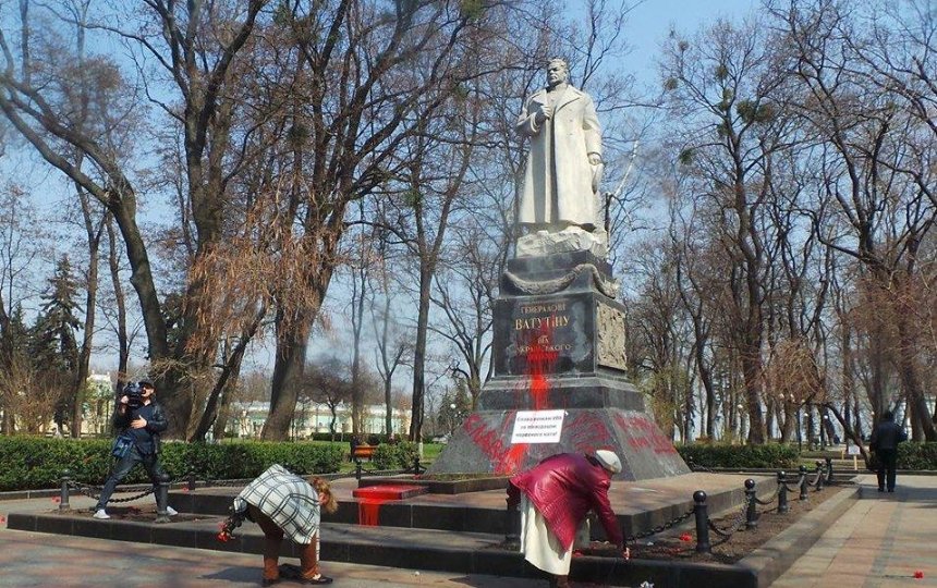 Мешканці Києва пропонують прибрати пам’ятник Ватутіну, а його могилу перенести на цвинтар