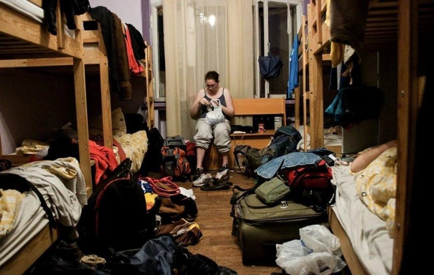«В квартире вместо четырех человек проживают 40». В чем проблема киевских хостелов и как ее решают жители столицы