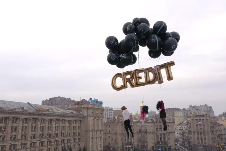 Підвішені манекени і чорні кульки: на Майдані запустили інсталяцію проти мікрокредитів