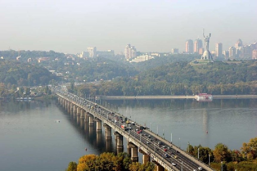 На киевском мосту Патона частично ограничат движение