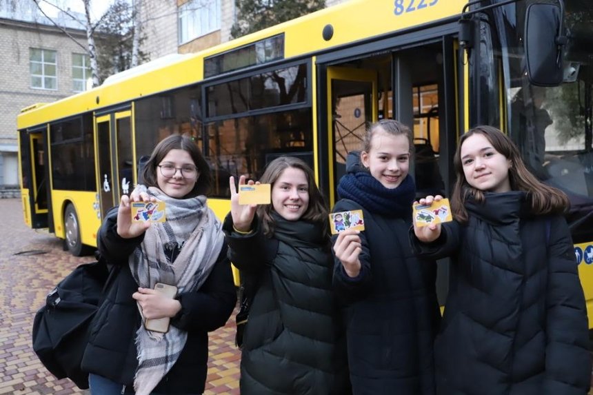В Киеве начали тестировать электронный ученический билет