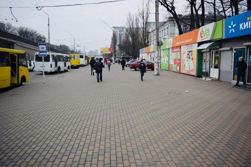 В Киеве возле трех станций метро ликвидировали стихийную торговлю