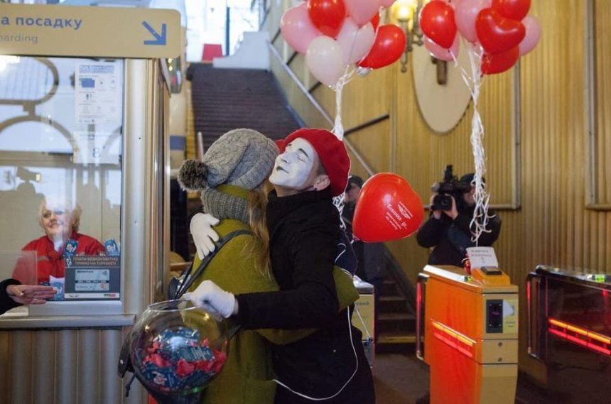 Киевский фуникулер бесплатно покатает пассажиров за обнимашки