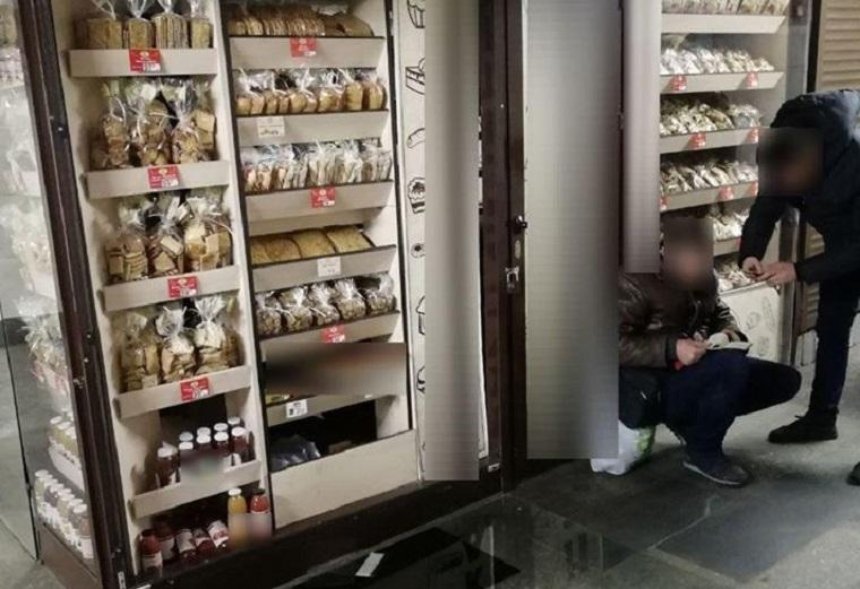 Пьяный мужчина вломился в закрытый магазин, чтобы поесть сладостей