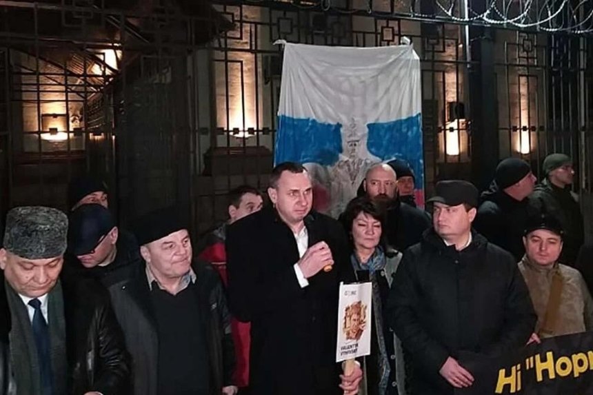 Под посольством РФ в Киеве проходит акция к годовщине оккупации Крыма