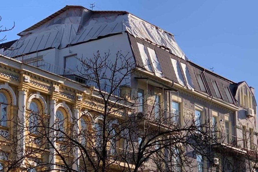  На историческом здании в центре Киева сооружают надстройку — дом трещит по швам