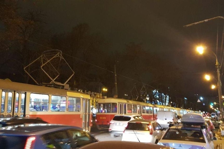 На Подоле из-за ДТП автомобиль заблокировал движение трамваев