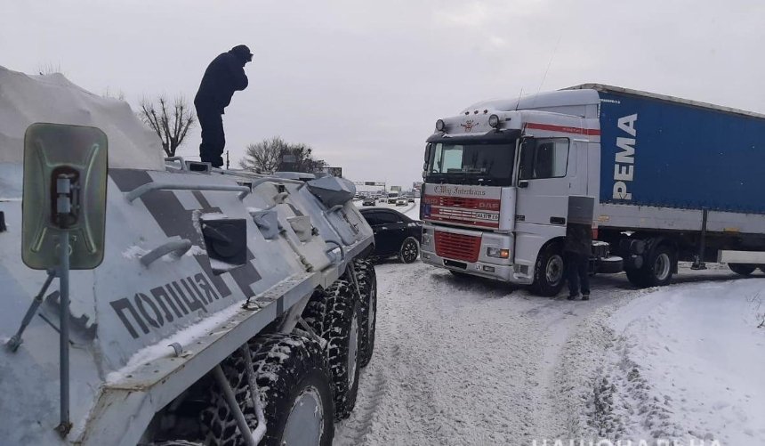 Снегопад в Киеве: для спасения автомобилистов полиция задействовала БТР