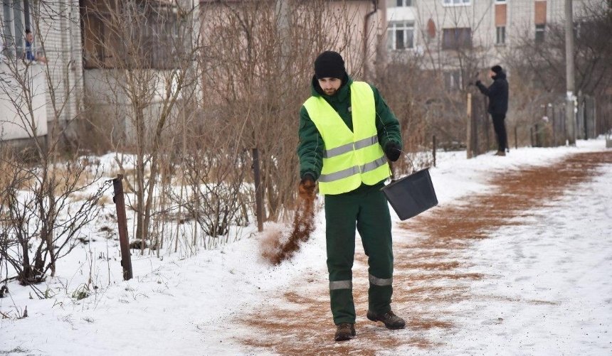 Переняли опыт Львова: в Кракове и Варшаве начали посыпать пешеходные дорожки кофе