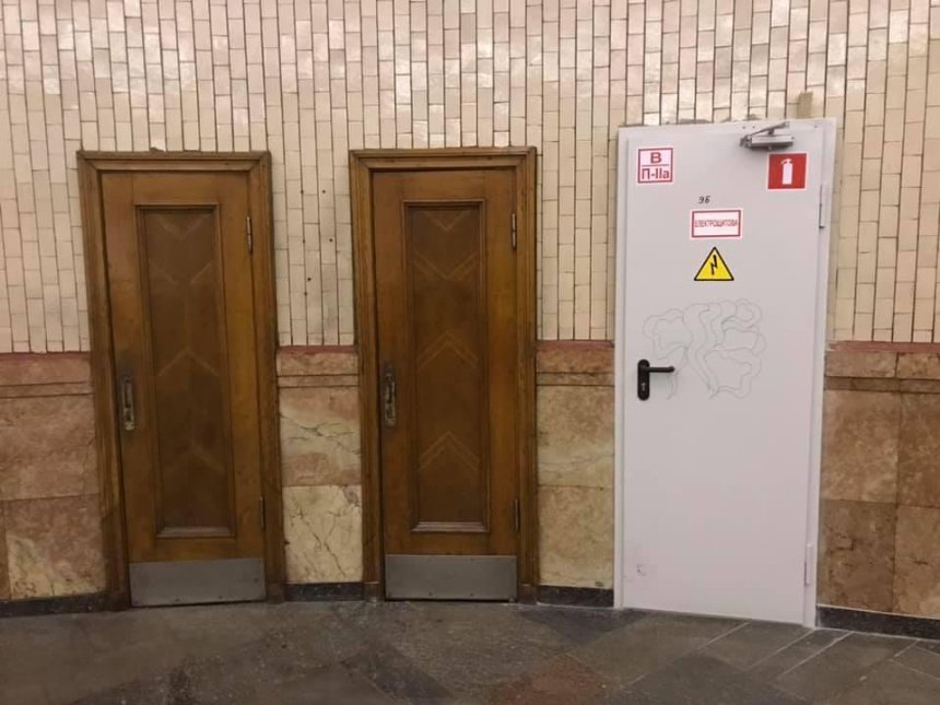На «Арсенальной» деревянные двери заменили на металлические, хотя станция — памятник архитектуры