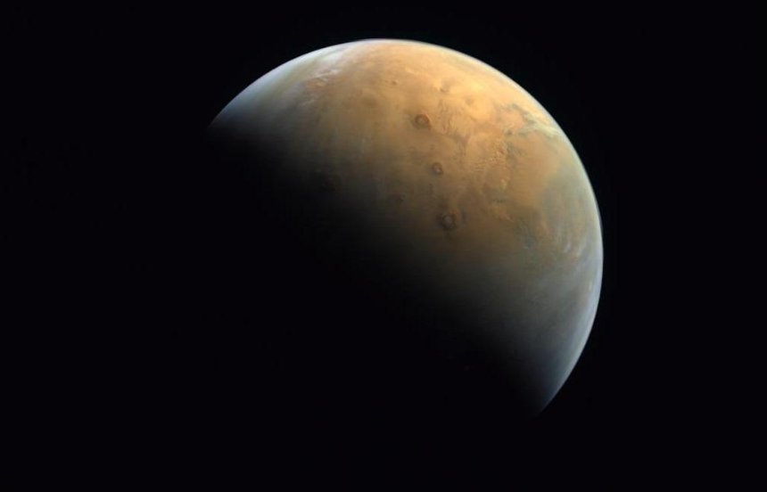 Космический зонд ОАЭ вышел на орбиту Марса: первое фото Красной планеты