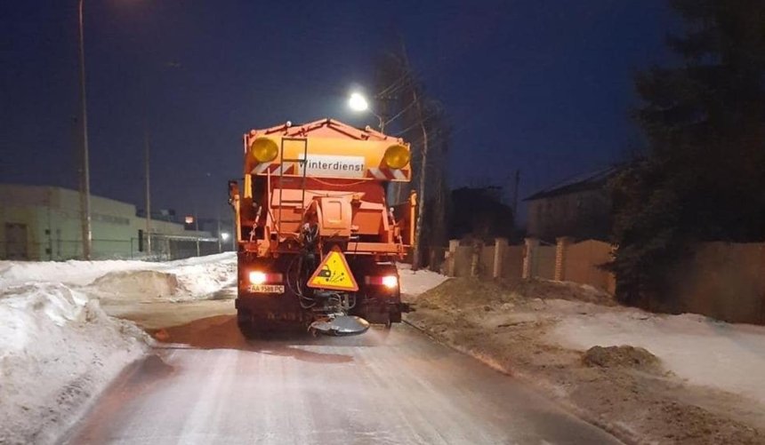 Из-за похолодания дороги и тротуары в Киеве начали обрабатывать против гололеда