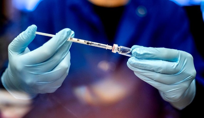 Кличко рассказал, сколько медиков в Киеве получили прививку от COVID-19 в первый день вакцинации