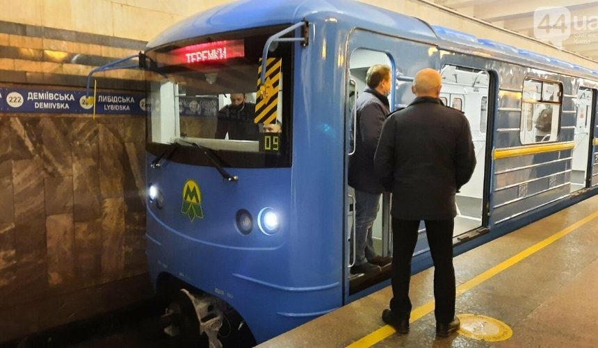 На синюю линию киевского метро выпустили модернизированный поезд