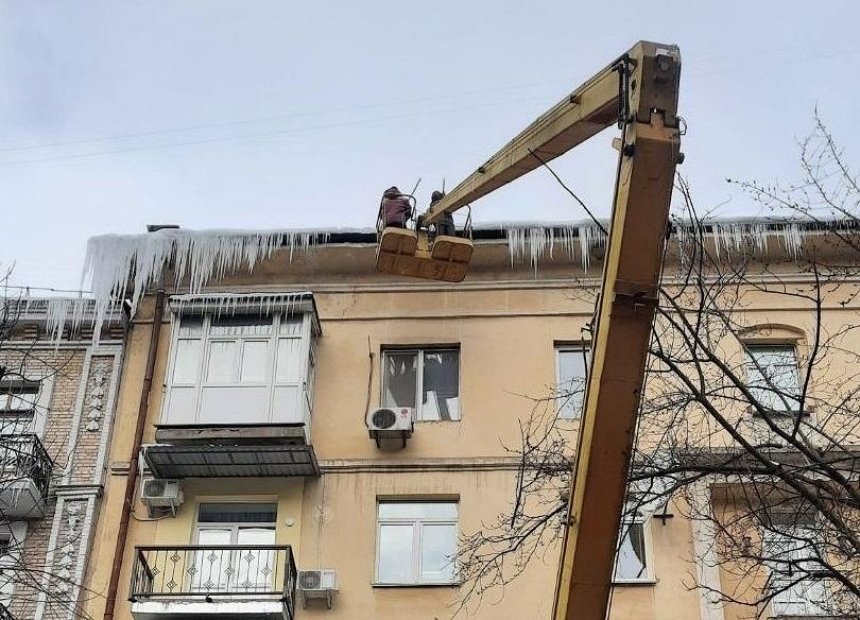 Альпинисты и коммунальщики сбивают сосульки с крыш столичных домов