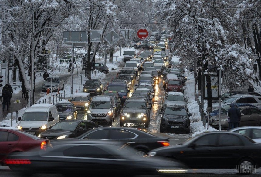 Снегопад в Киеве спровоцировал огромные пробки и ДТП на дорогах