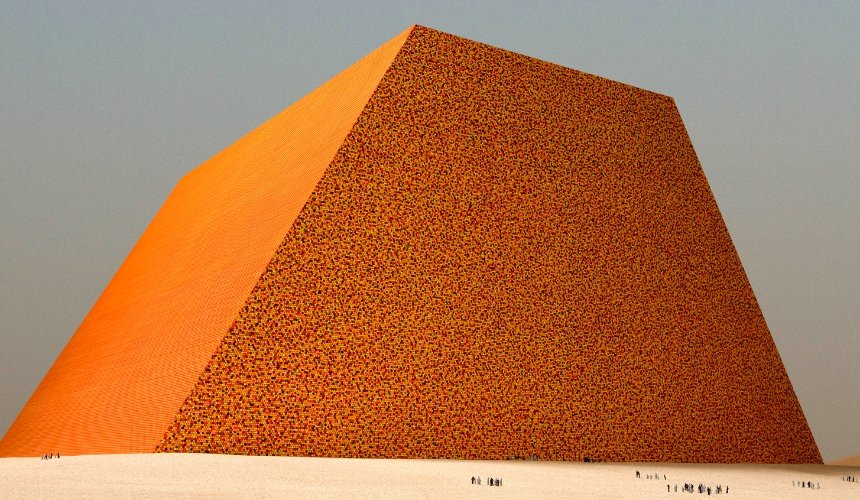 Выше Великой пирамиды Гизы: в пустыне Абу-Даби установят объект из 410 тысяч бочек