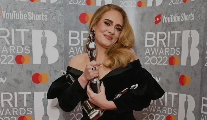 Адель появилась на церемонии BRIT Awards в платье от украинского бренда