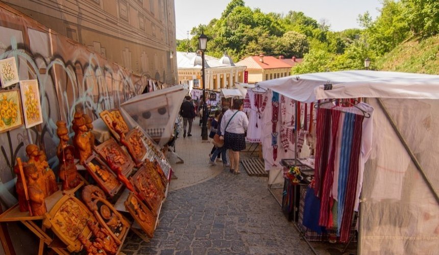 Киевсовет просят оставить торговцев сувенирами и картинами на Андреевском спуске