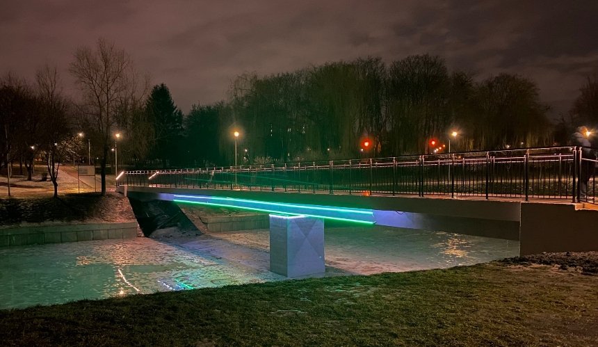 В парке «Отрадный» отремонтировали пешеходный мостик: он получил подсветку