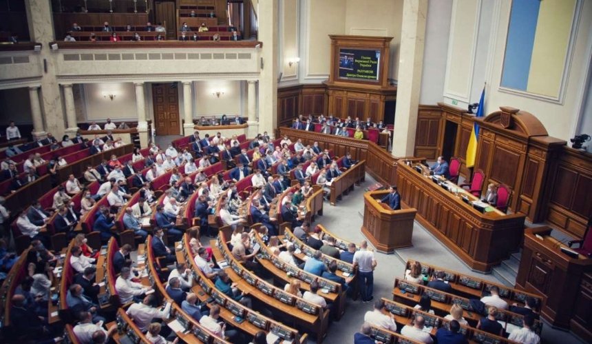 Рада ввела в Украине чрезвычайное положение: что это значит
