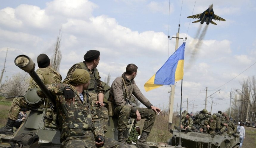 Військовий стан в Україні: що передбачає та які заборони