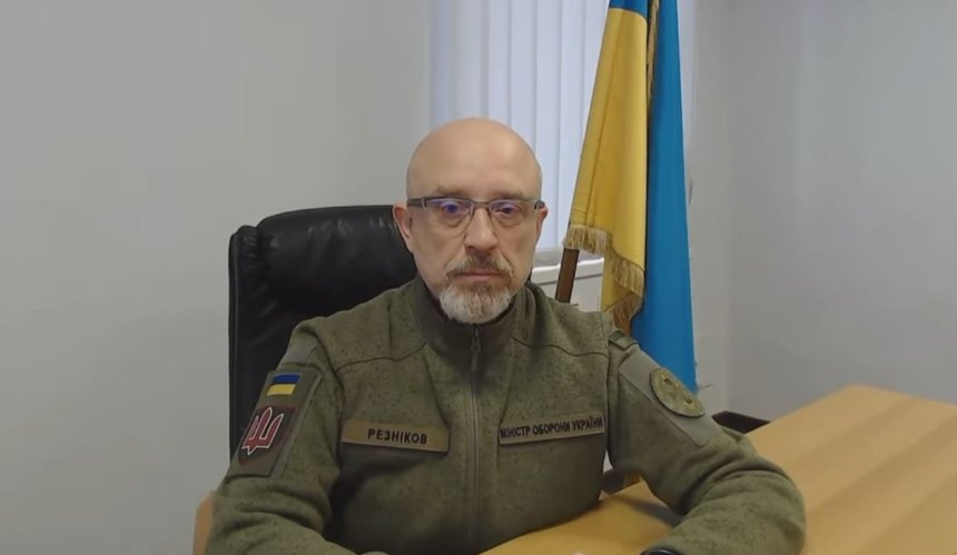 «Даємо зброю всім патріотам»: міністр оборони звернувся до українців