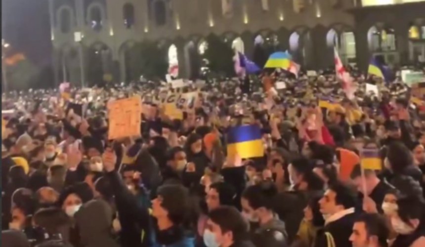 «Иди, иди»: протестующие в Тбилиси требуют отставки премьера, который отказался поддержать Украину