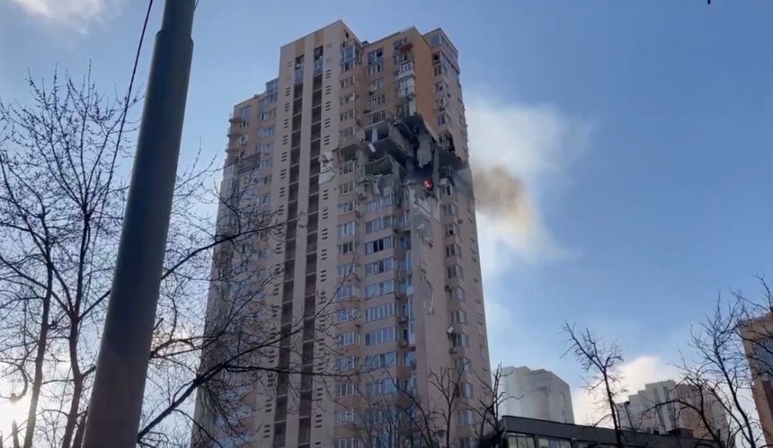 Снаряд влучив у житлову багатоповерхівку на Лобановського