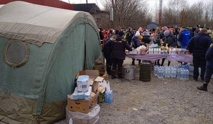 На Закарпатті біля кордонів розгортають пункти обігріву для біженців 
