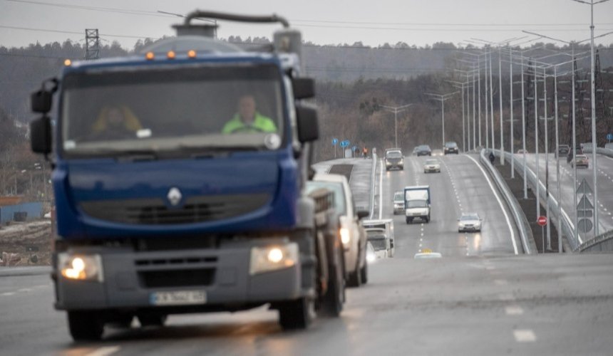 «Укравтодор» демонтує вказівні знаки на українських дорогах 