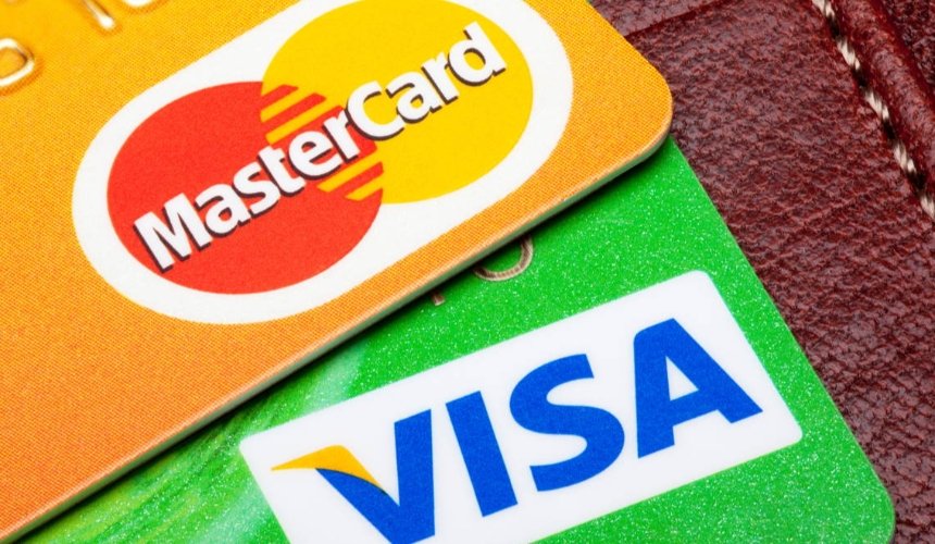 НБУ вимагає від Visa та Masterсard зупинити обслуговування карток банків Росії
