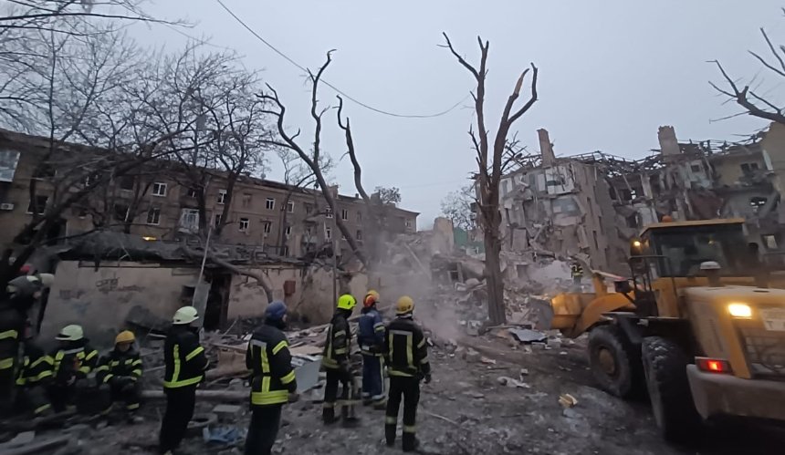 Уночі ракета рф зруйнувала будинок у Краматорську: є загиблі