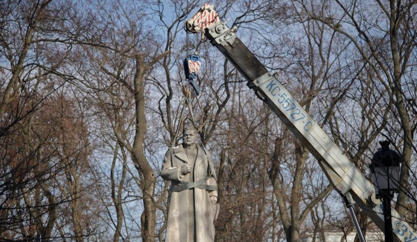У Києві демонтують пам’ятник Ватутіну