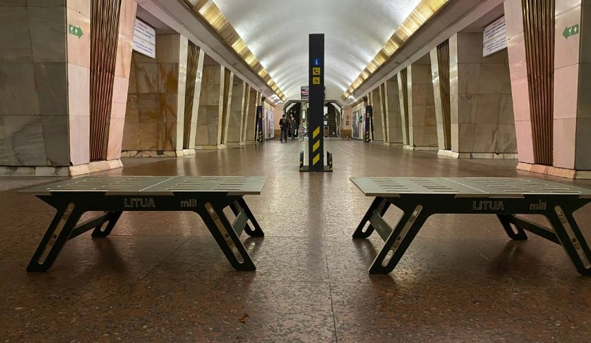У київському метро з'явилися нові модульні лави для сидіння: фото