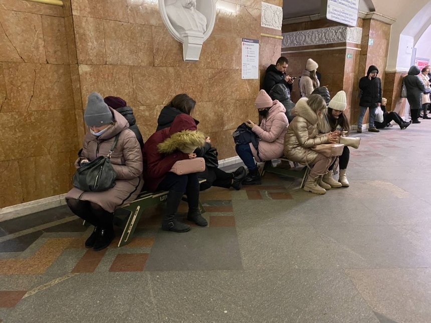 Нові модульні лави в метро Києва