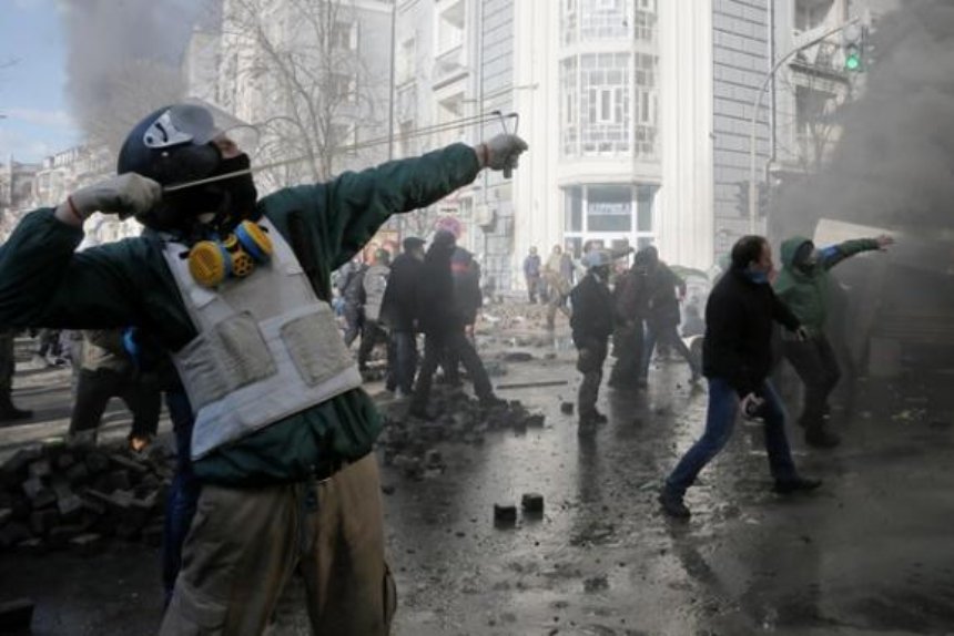 "Беркут" застосовує гранати проти мітингувальників