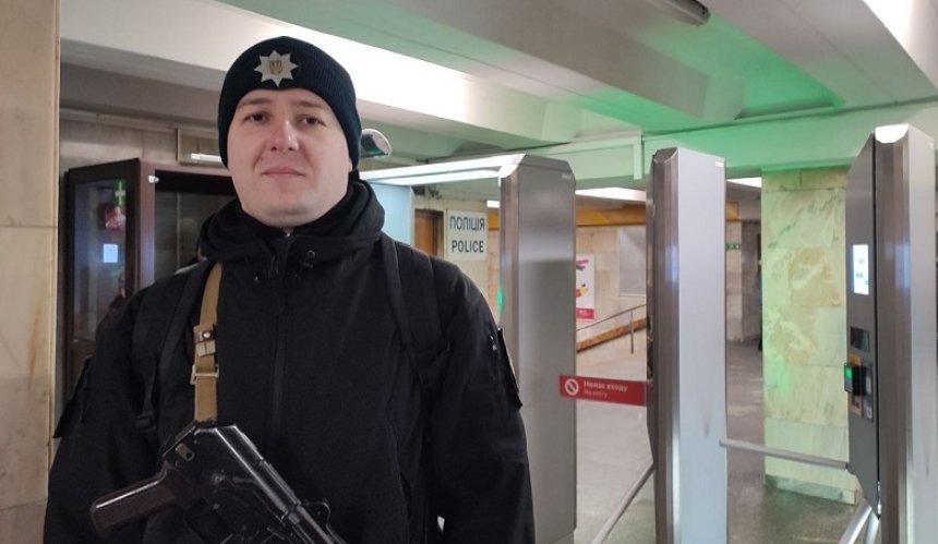 У київському метро поліцейський врятував життя пасажиру дефібрилятором