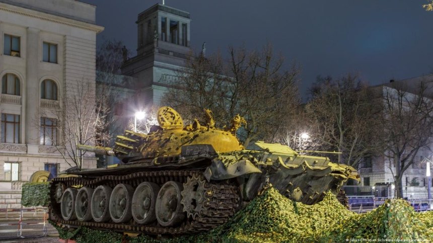 Знищений російський танк під посольством рф у Берліні