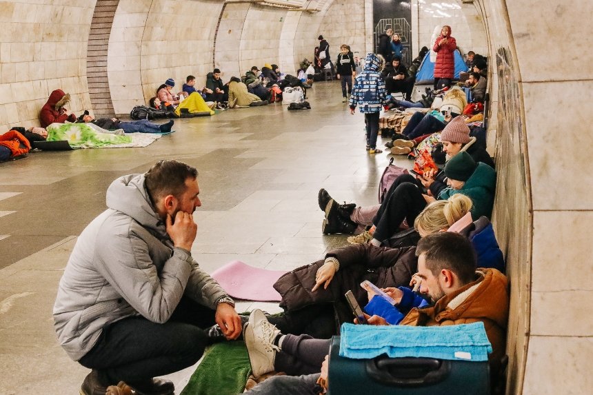 Кияни ховаються у метро, 25 лютого 2022 рік