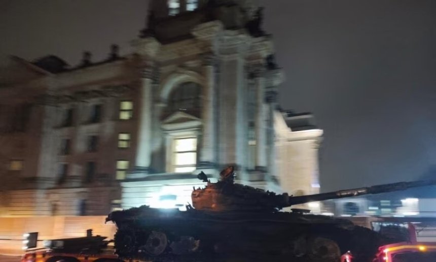 Підбитий російський танк перевозять до посольства рф у Берліні