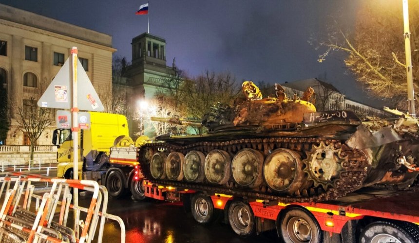 Перед посольством рф у Берліні з’явився підбитий під Києвом російський танк