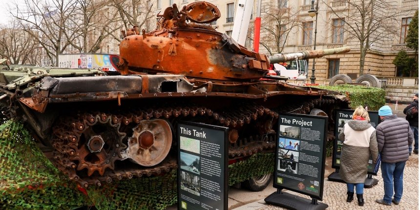 Знищений під Києвом російський танк перед посольством рф у Берліні