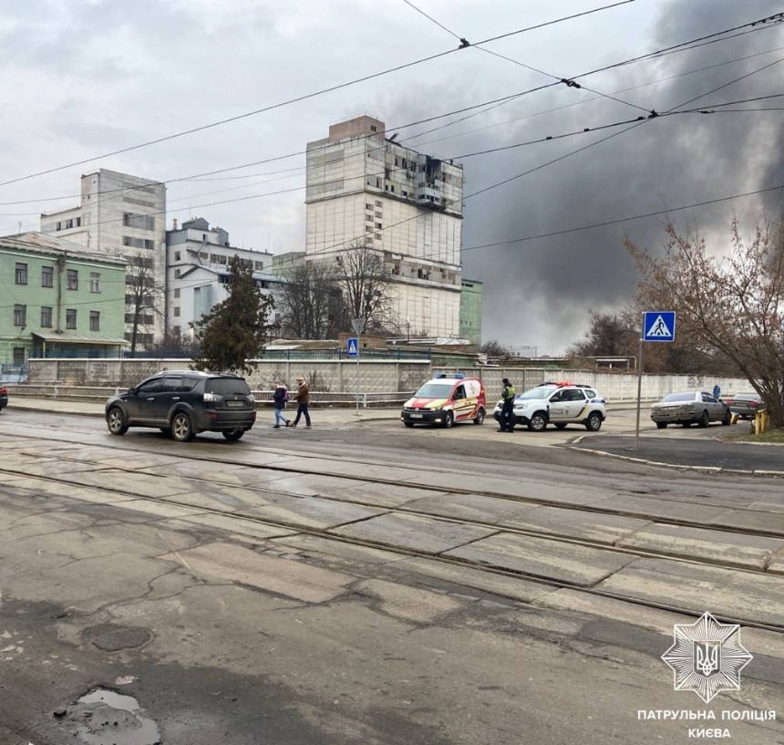 Пожежа у Києві, перекрито рух транспорту, 25 лютого